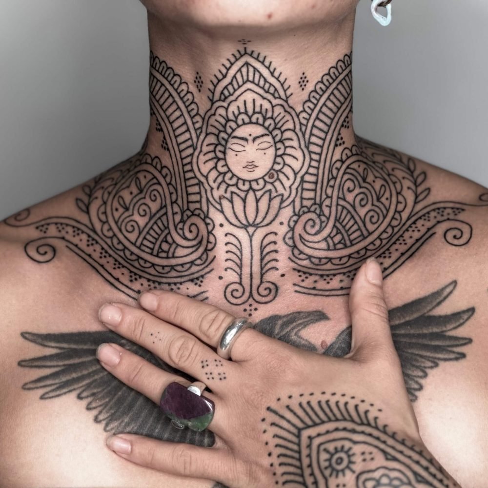 Tatuaje ornamental en cuello de hombre por catadaless web tattoo