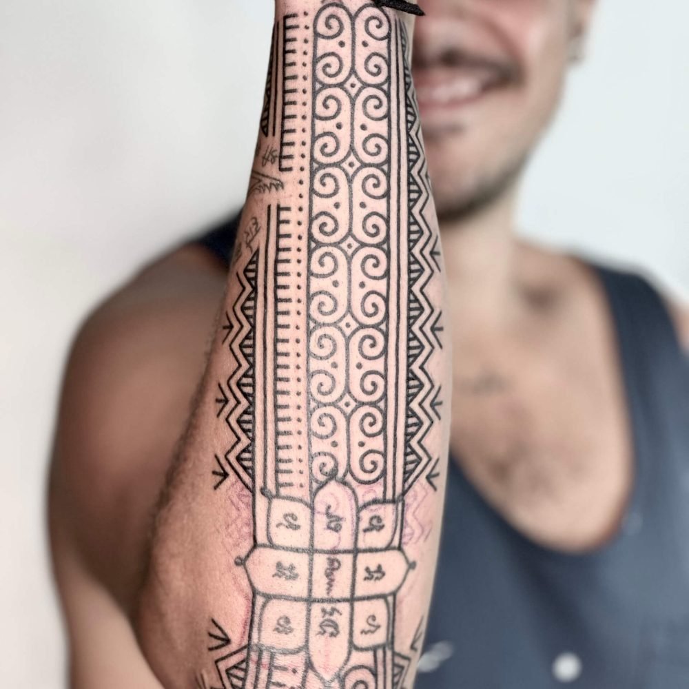 Tatuaje tribal en ante brazo de hombre por catadaless web tattoo