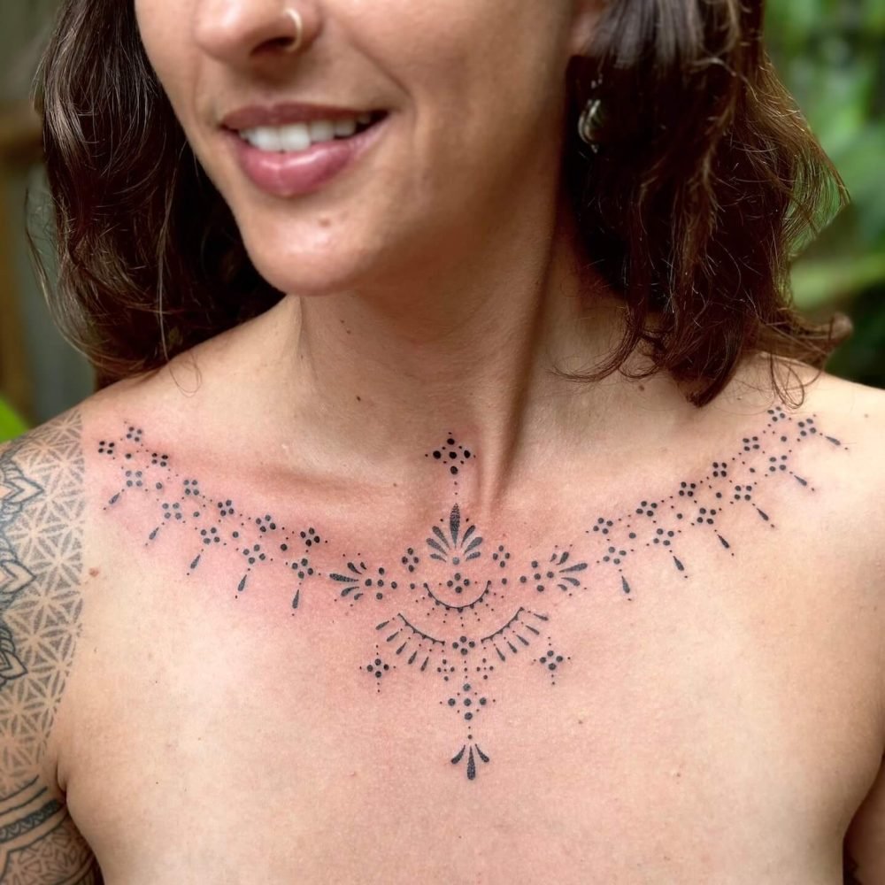 tatuaje puntilismo en pecho de mujer por catadaless web tattoo